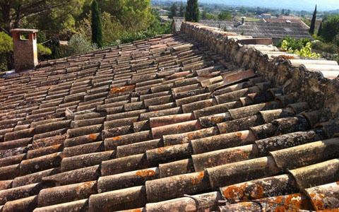 DÉMOUSSER VOTRE TOITURE